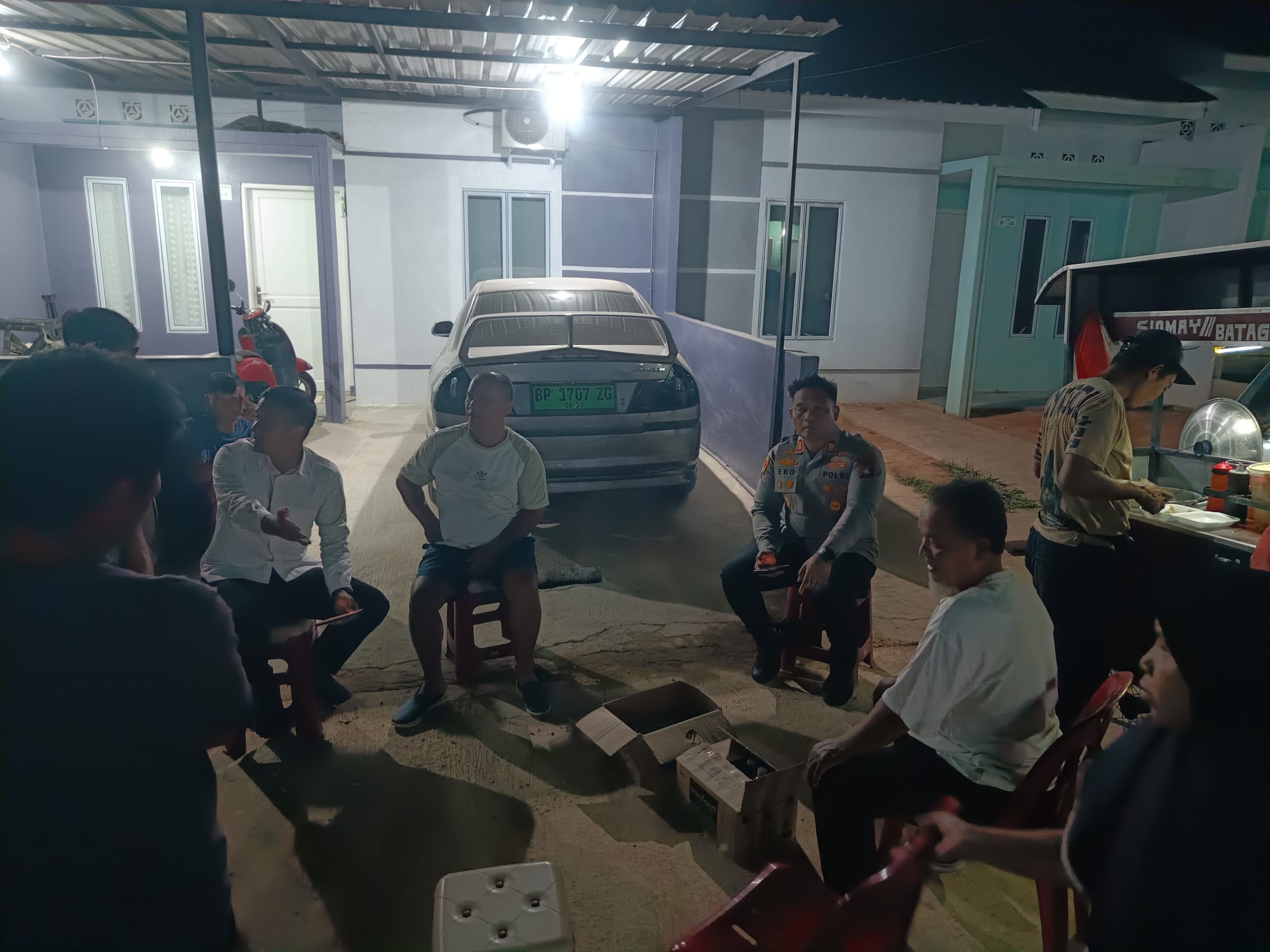 Kapolsek Nongsa Turun Langsung, Bantu Suplai Air untuk Warga Perumahan Citra Nongsa