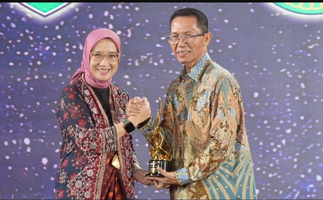 Batam Peduli Layanan Publik dan Keterbukaan Informasi, Amsakar Terima Penghargaan